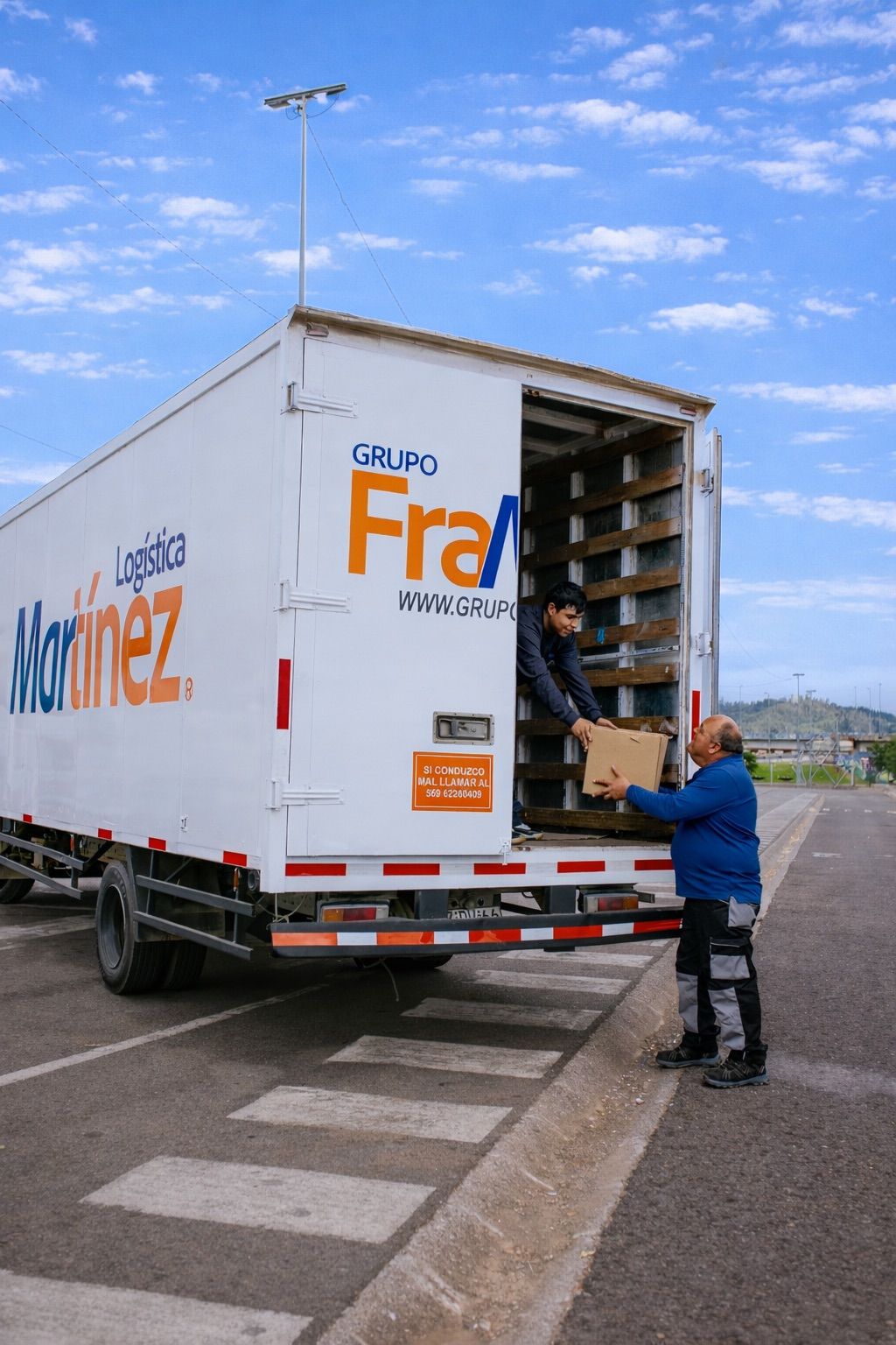 Equipo Framar cargando un camión