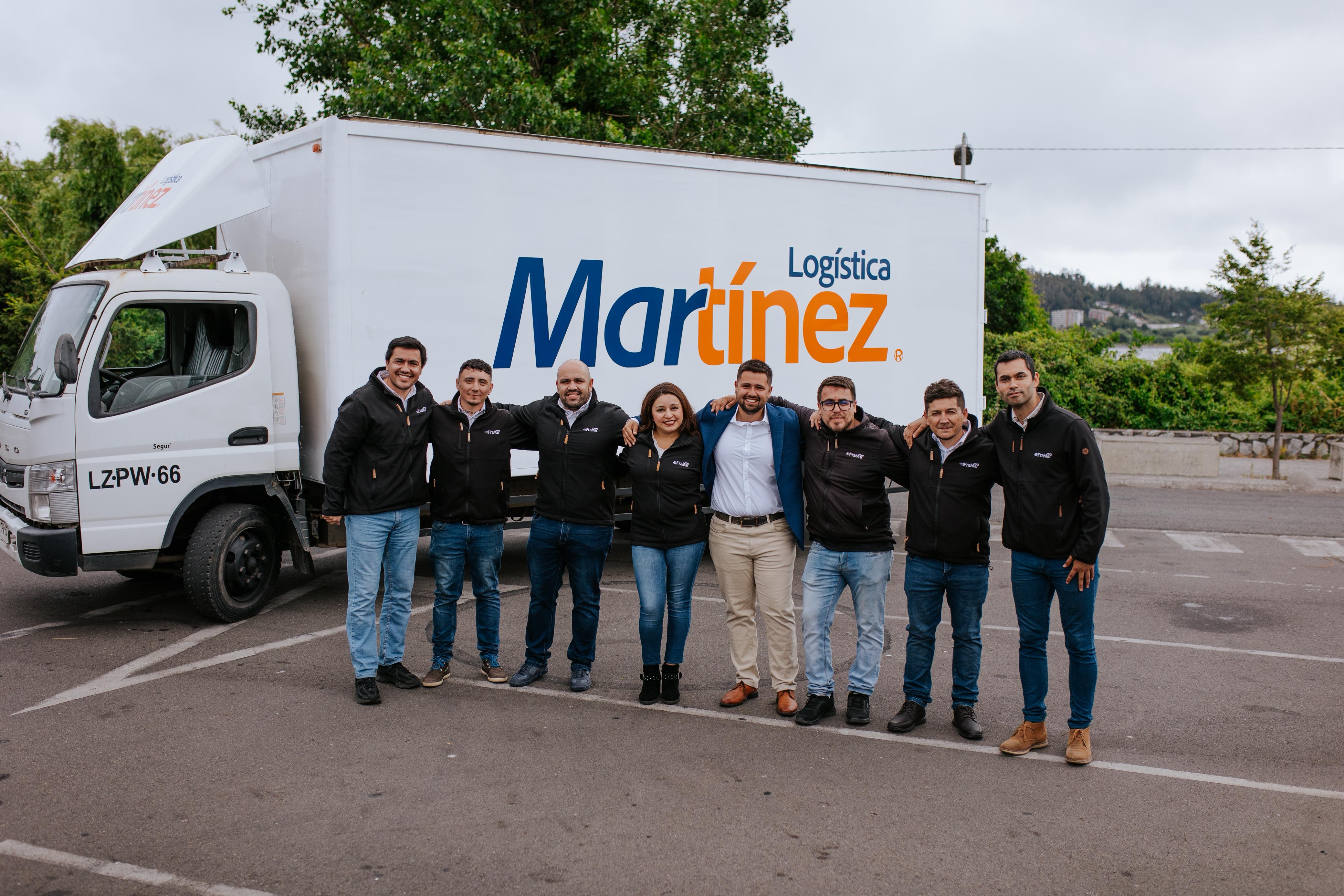Equipo de Grupo Framar frente al camión de Logística Martínez